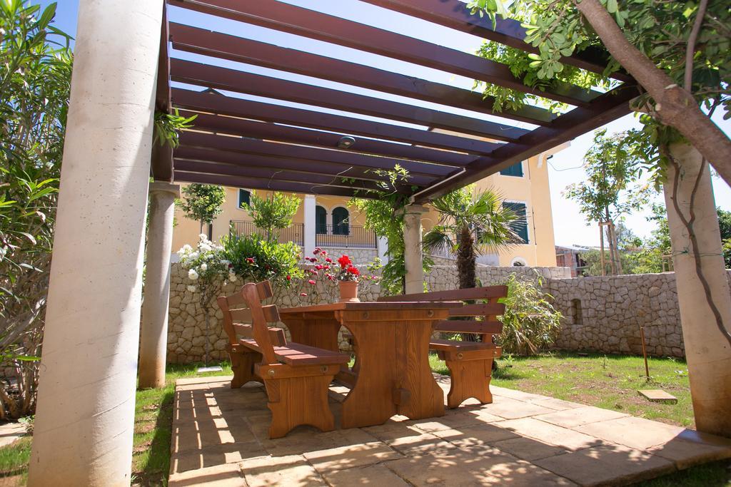 Apartments Tomulic Novalja Exterior photo